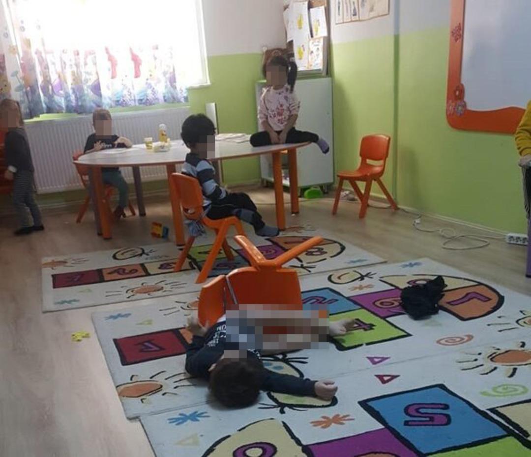 Anaokulunda dehşete d&uuml;ş&uuml;ren g&ouml;r&uuml;nt&uuml;! Arkadaşlarının &ouml;n&uuml;nde yarı &ccedil;ıplak halde...