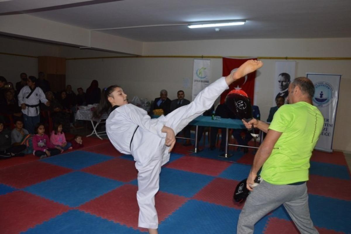 &Ccedil;ifteler&rsquo;de taekwondo ve kick boksta kuşak terfi sınavı