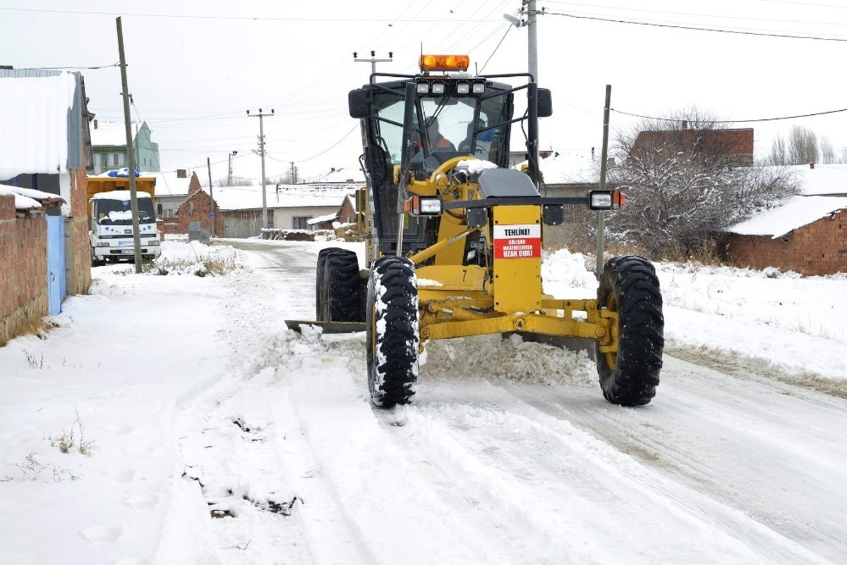 Tepebaşı&rsquo;nda karla m&uuml;cadele 7/24 s&uuml;r&uuml;yor