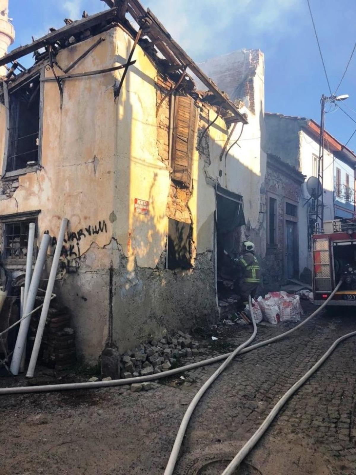 Metruk bina hep yanıyor, itfaiye s&ouml;nd&uuml;r&uuml;yor