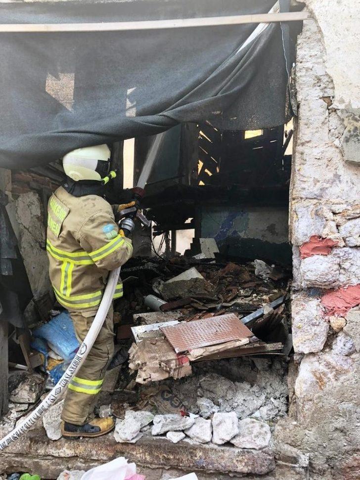 Metruk bina hep yanıyor, itfaiye söndürüyor G4