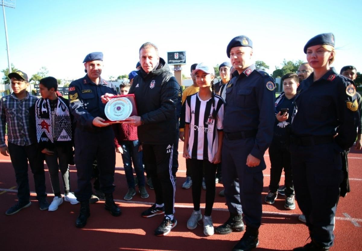 Jandarma, &ouml;ğrencileri Beşiktaş ile buluşturdu