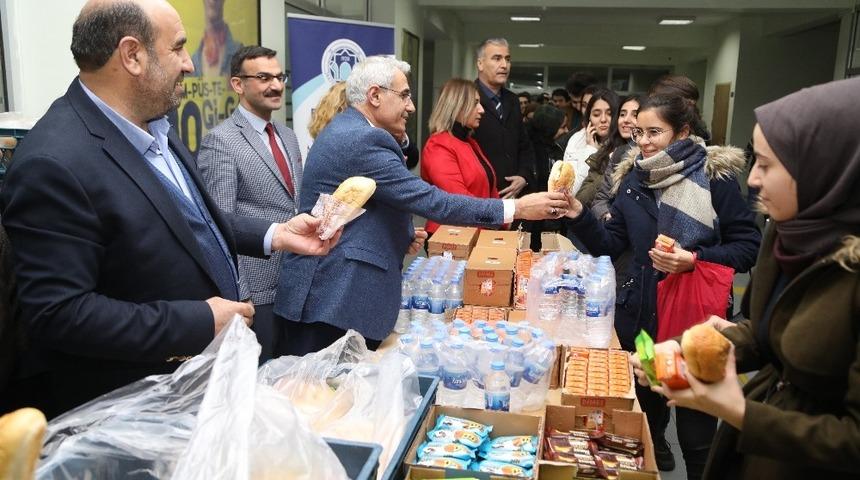 Sınava hazırlanan &ouml;ğrencilere ikram