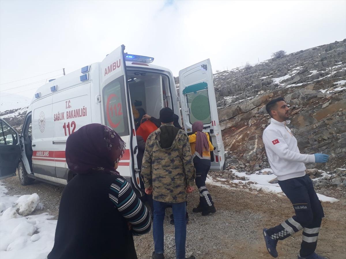 Malatya'da kar nedeniyle ulaşılamayan fel&ccedil;li hasta i&ccedil;in ekipler seferber oldu