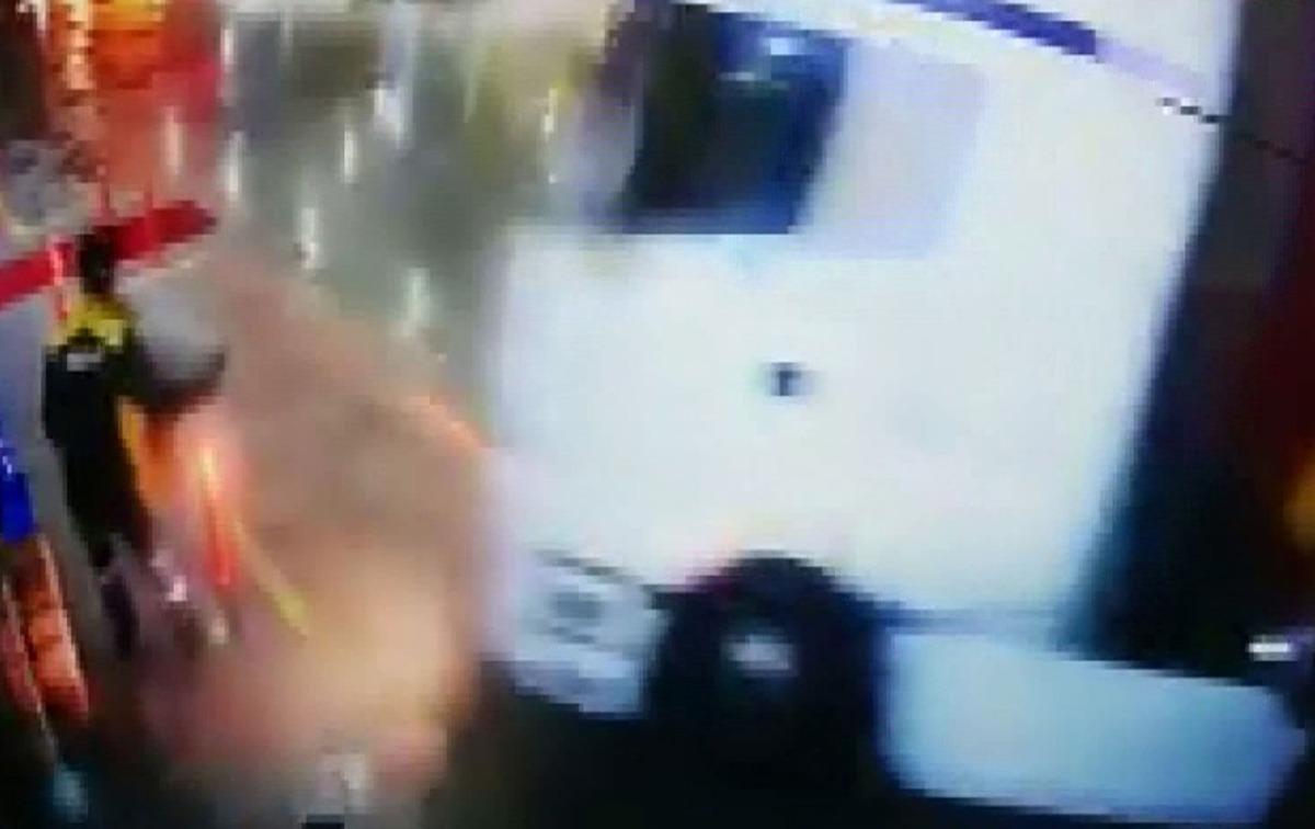Bolu'da korku dolu anlar! TIR, akaryakıt istasyonunun marketine b&ouml;yle daldı
