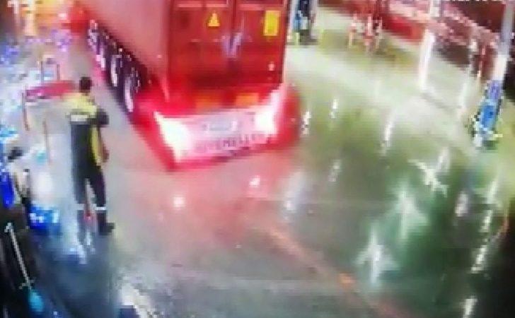 Bolu'da korku dolu anlar! TIR, akaryakıt istasyonunun marketine böyle daldı G3