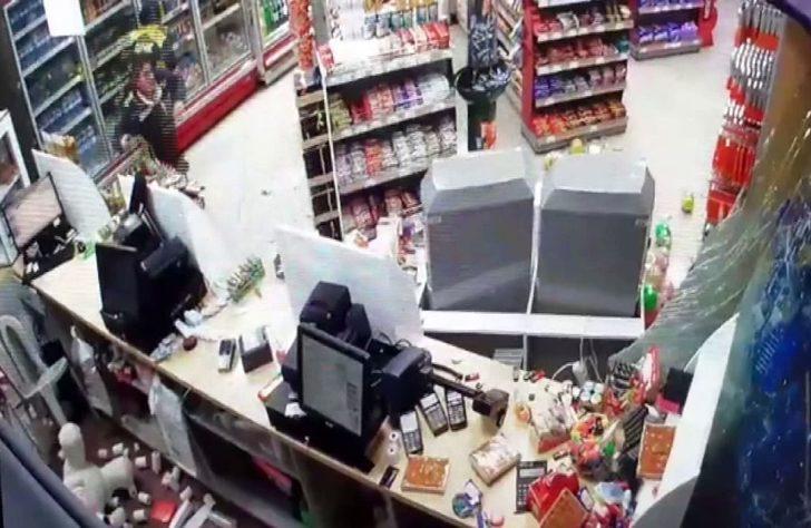 Bolu'da korku dolu anlar! TIR, akaryakıt istasyonunun marketine böyle daldı G4