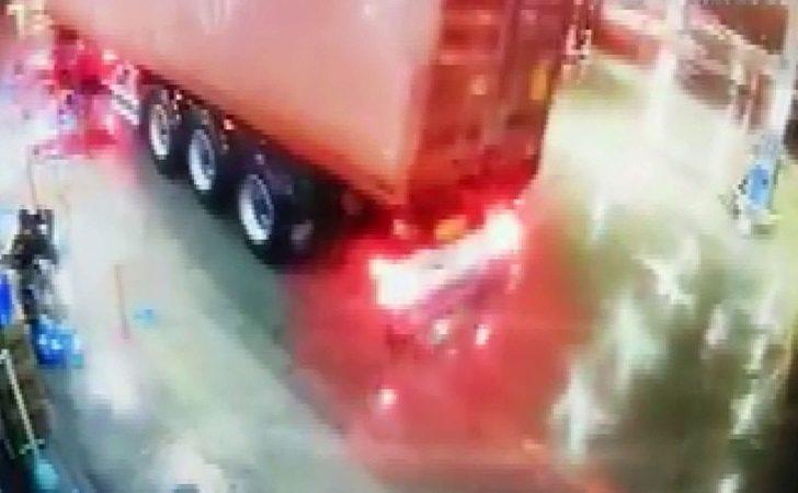 Bolu'da korku dolu anlar! TIR, akaryakıt istasyonunun marketine böyle daldı G5