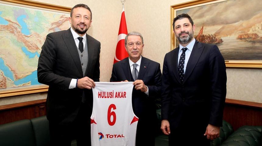Hidayet T&uuml;rkoğlu, Savunma Bakanı Hulusi Akar'ı ziyaret etti