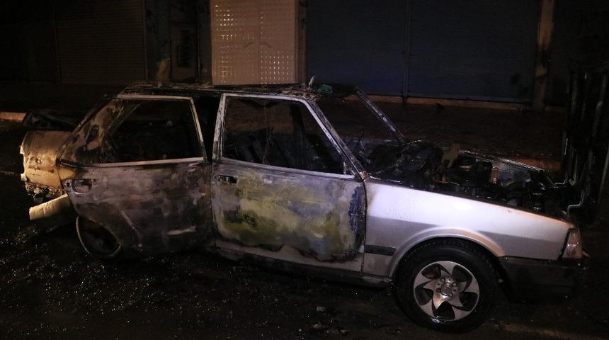 Babasına kendisini şikayet eden komşusunun aracını yaktı