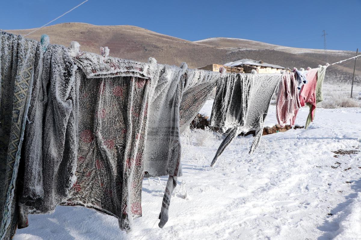 &Ccedil;aldıran eksi 23 derece! Kıyafetler  buz tuttu