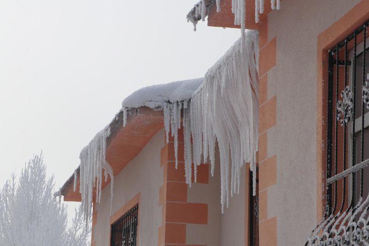 Çaldıran eksi 23 derece! Kıyafetler  buz tuttu G3