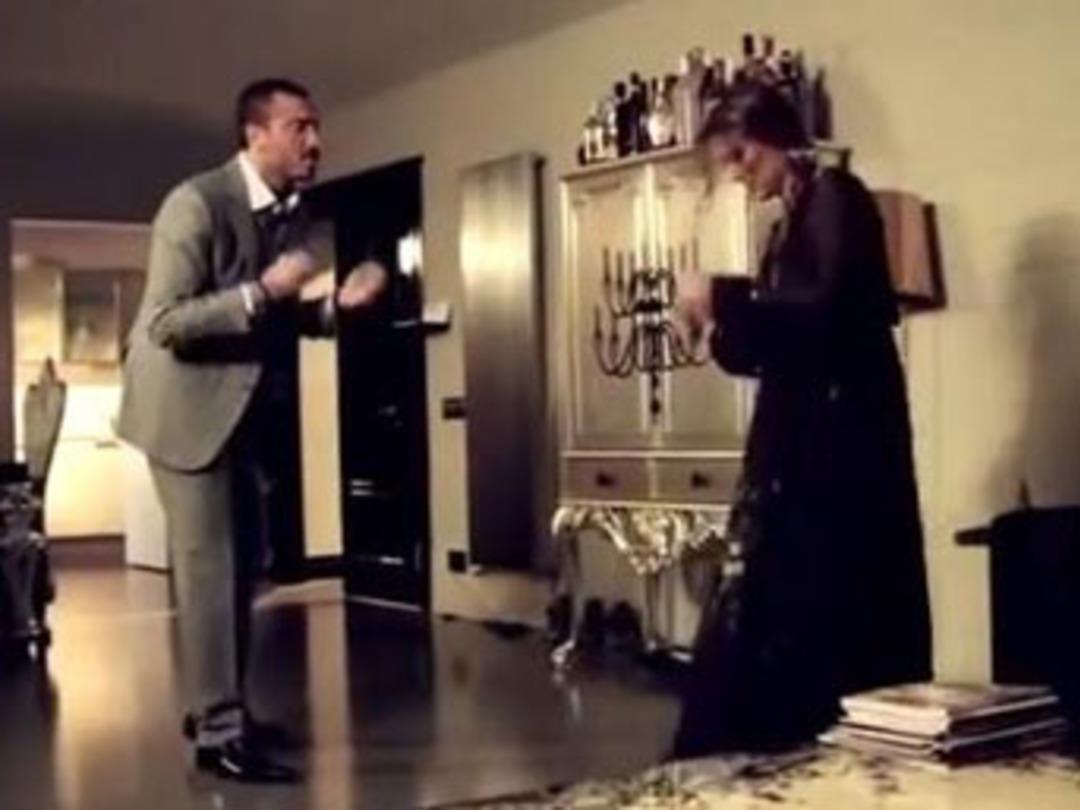 Demet Akalın'ı klibinde de yalnız bırakmadı