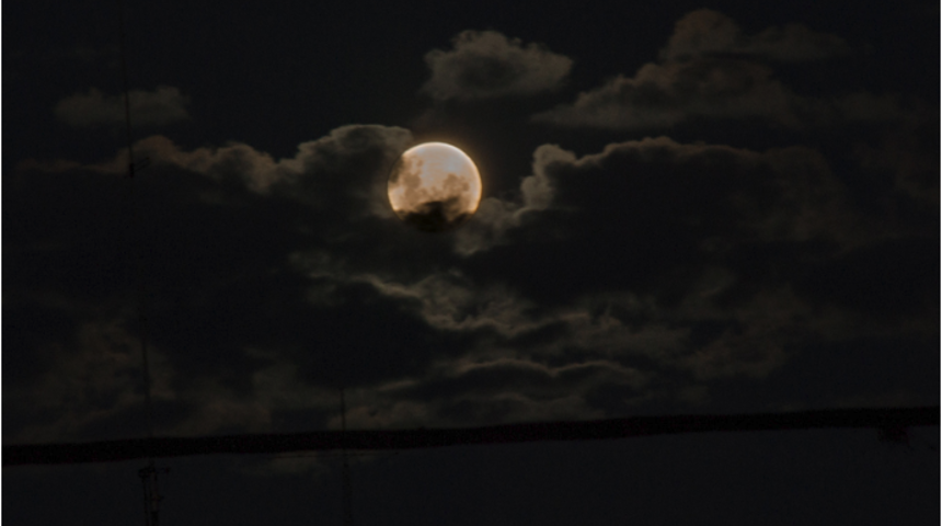 Bugünü hafife almayın! 2020'nin ilk ay tutulması ve dolunayı burcunuzda bakın nasıl etkiler bırakacak?