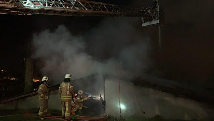 Kartal'da korkutan yangın! Gecekondu alev aldı G3