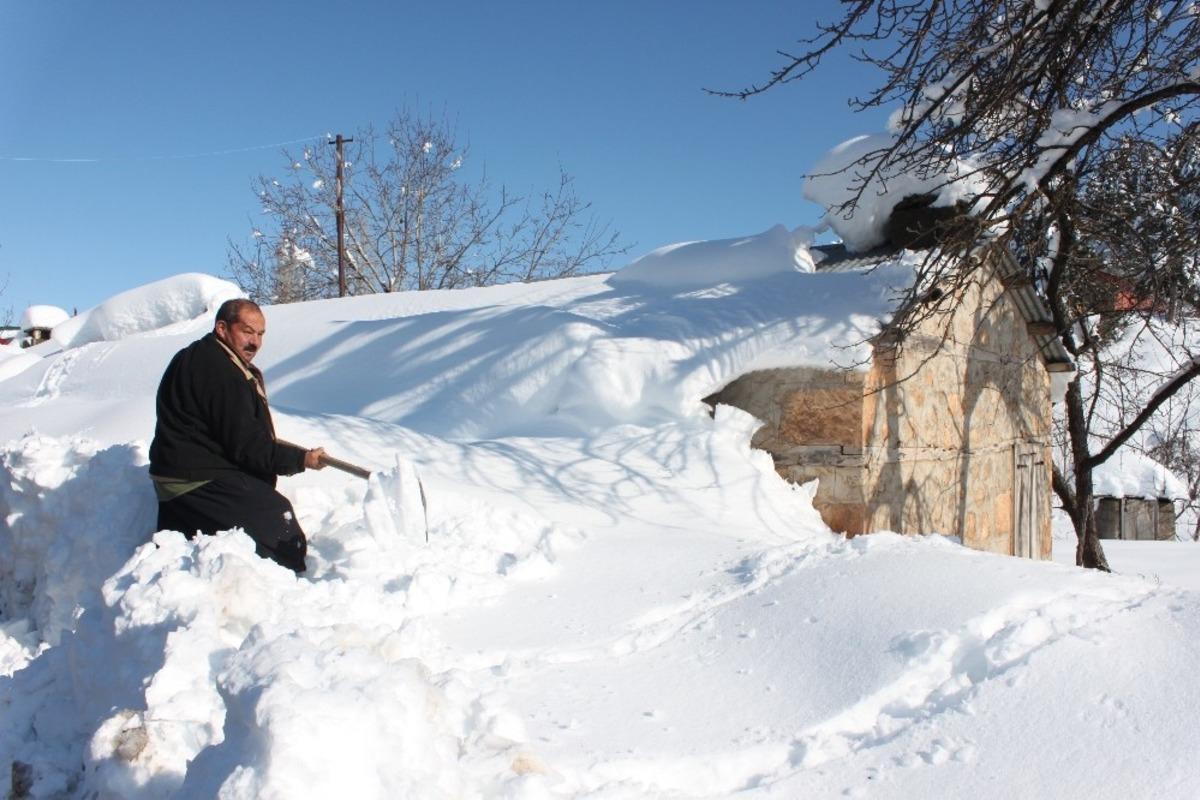 Mersin Erdemli'de kar yayla evlerini beyaz &ouml;rt&uuml;yle kapladı