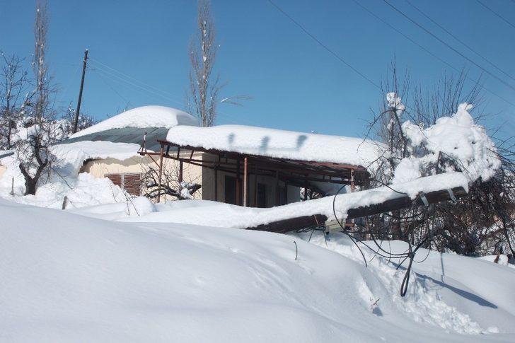 Mersin Erdemli'de kar yayla evlerini beyaz örtüyle kapladı G2