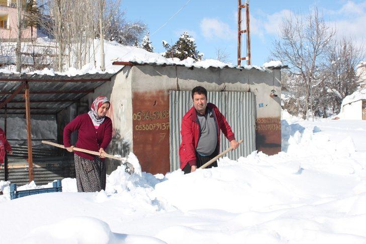 Mersin Erdemli'de kar yayla evlerini beyaz örtüyle kapladı G3