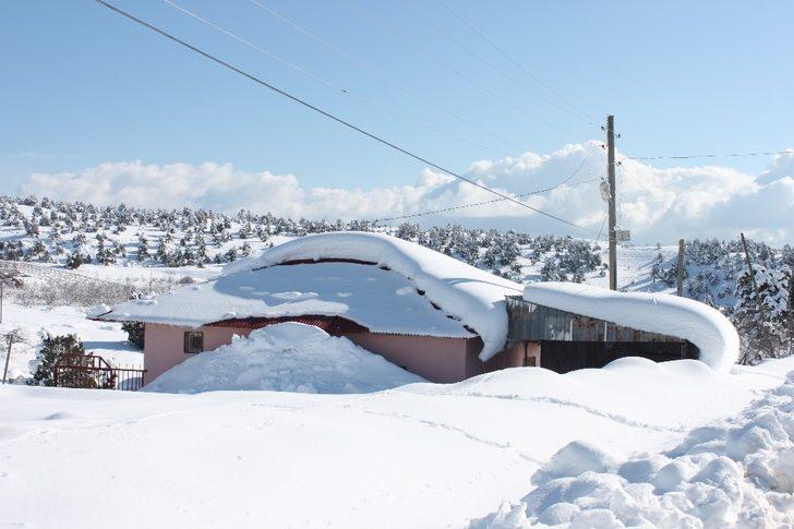Mersin Erdemli'de kar yayla evlerini beyaz örtüyle kapladı G4