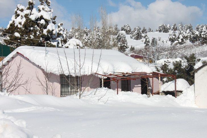 Mersin Erdemli'de kar yayla evlerini beyaz örtüyle kapladı G5