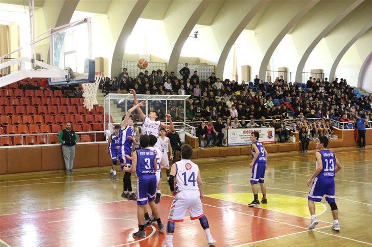Okullar Arası Basketbol Genç Erkekler Müsabakaları yapıldı G2