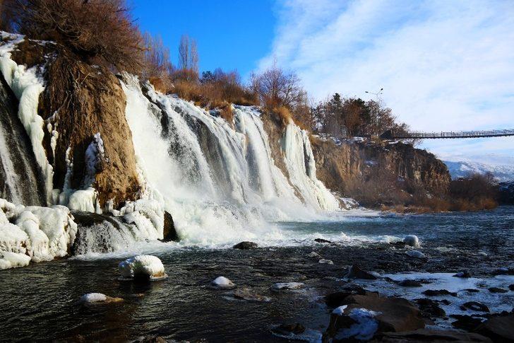 Van'daki Muradiye Şelalesi kısmen dondu G1