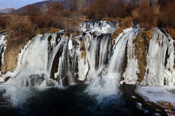 Van'daki Muradiye Şelalesi kısmen dondu G2