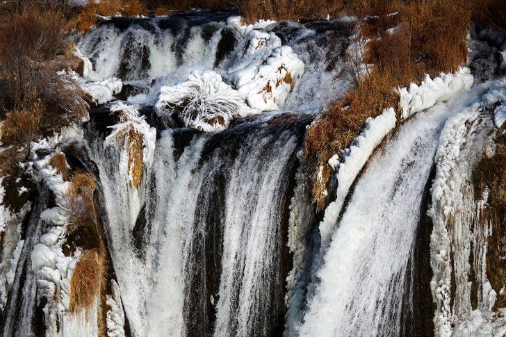 Van'daki Muradiye Şelalesi kısmen dondu G3