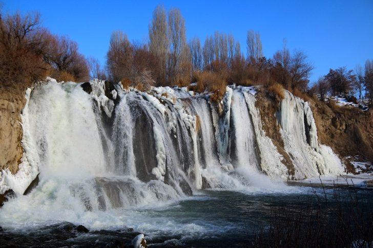 Van'daki Muradiye Şelalesi kısmen dondu G4