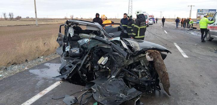 Son dakika! Aksaray'da servis ile otomobil çarpıştı G2