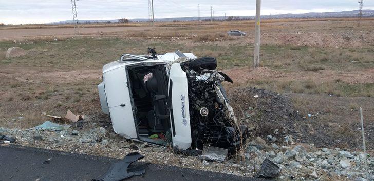 Son dakika! Aksaray'da servis ile otomobil çarpıştı G4