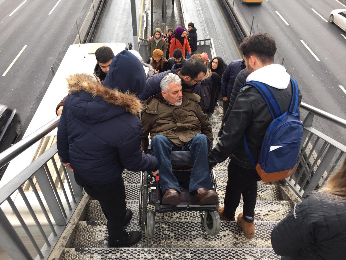 Metrob&uuml;s durağında engelli vatandaşların asans&ouml;r &ccedil;ilesi! 