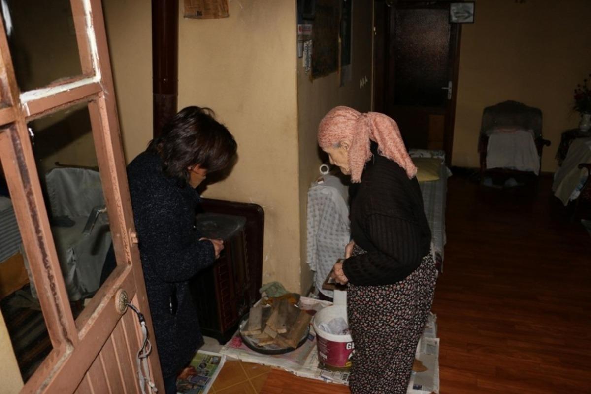 Budanan ağa&ccedil;lardan elde edilen odunlar Kartallı Kudret teyzenin evini ısıtacak