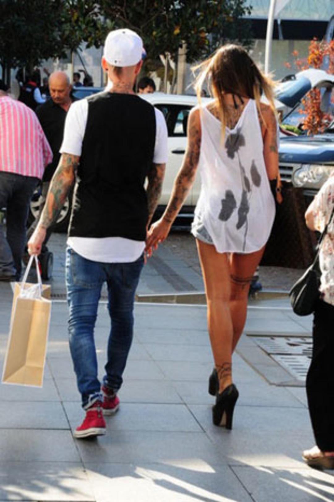 'Yenge' mini şortuyla şov yaptı