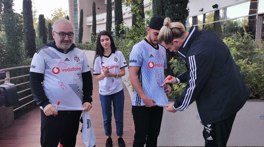 Karakartallılar, Beşiktaş&rsquo;ı Antalya kampında ziyaret etti