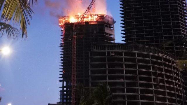 Suudi Arabistan’da inşaat halindeki kulede yangın