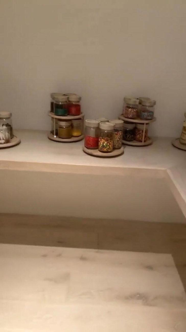 Kim Kardashian buzdolabının kapılarını açtı G2