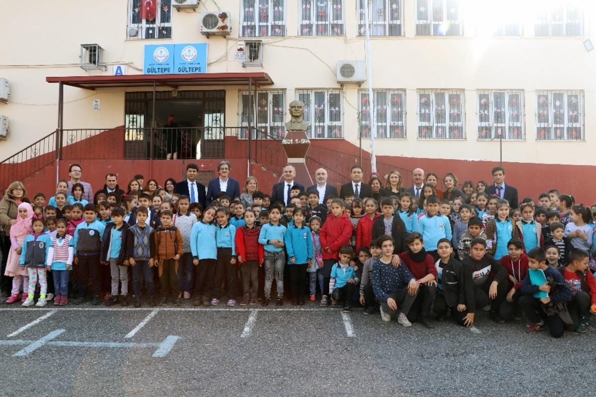 Hastane personeli 455 &ouml;ğrencinin y&uuml;z&uuml;n&uuml; g&uuml;ld&uuml;rd&uuml;