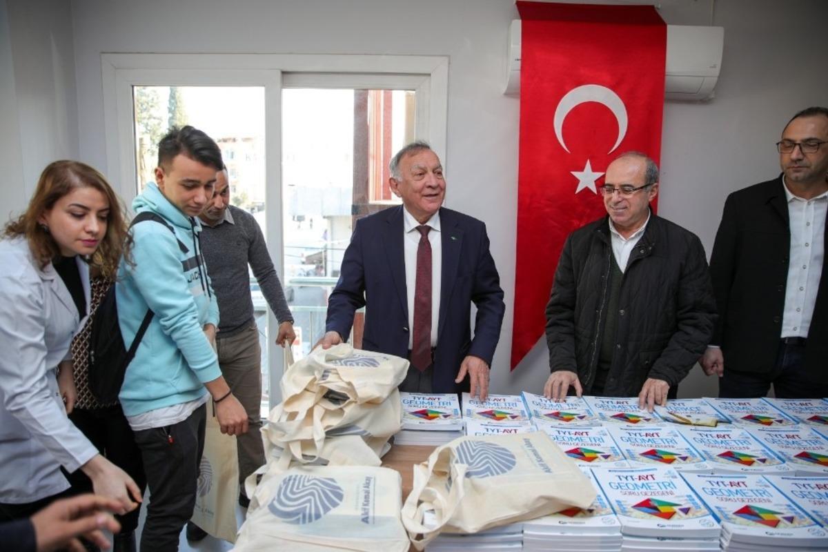 Akay, &uuml;niversite hazırlık seti dağıttı
