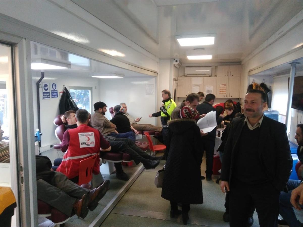 İl&ccedil;elerinde g&ouml;rev papan polisin eşine uygun don&ouml;r i&ccedil;in kan bağışında yarıştılar