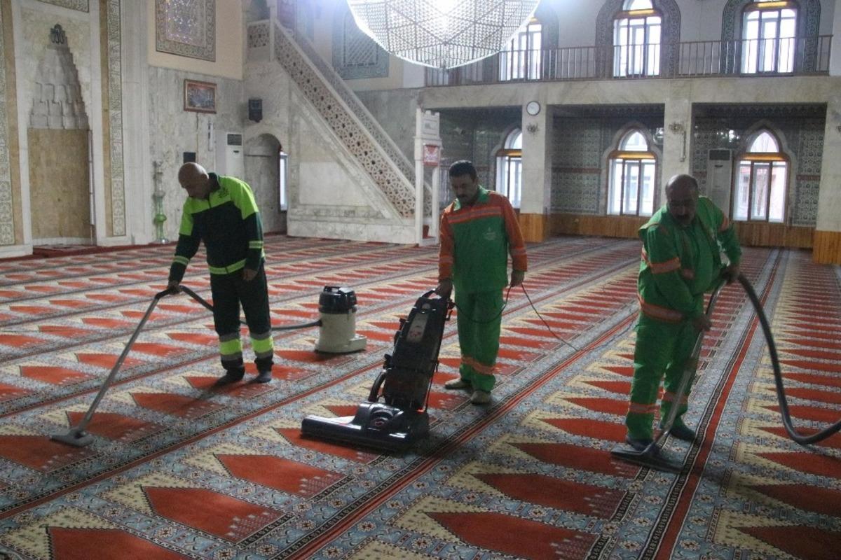 &Ccedil;ankaya&rsquo;da camiler temizleniyor