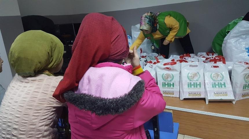 Arıcak&rsquo;ta &ouml;ğrencilere mont ve bot hediye edildi