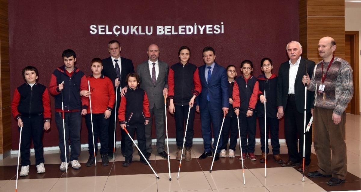 Beyaz Baston G&ouml;rme Engelliler Haftasında &ouml;ğrencilerden Başkan Pekyatırmacı&rsquo;ya ziyaret