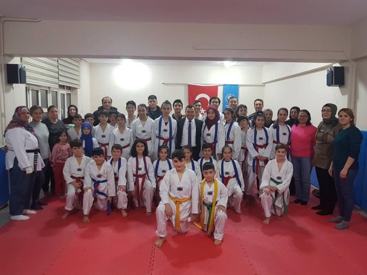Taekwondo sporcuları kuşak bağladı