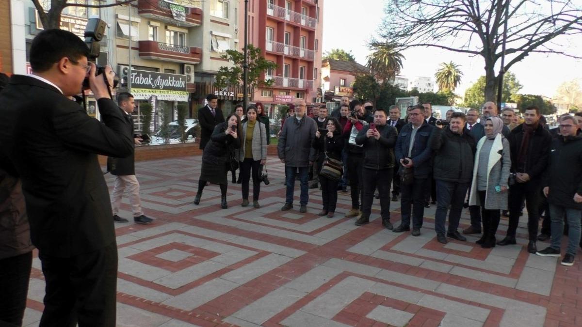 Haber konusu olan gazeteciler olunca, fotoğrafları belediye başkanı &ccedil;ekti