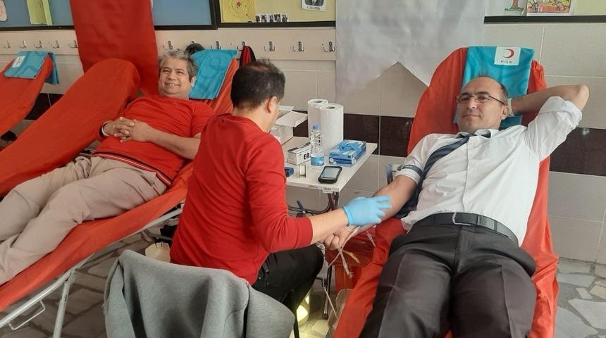 Bozyazı&rsquo;da veliler ve &ouml;ğretmenler kan bağışında bulundu