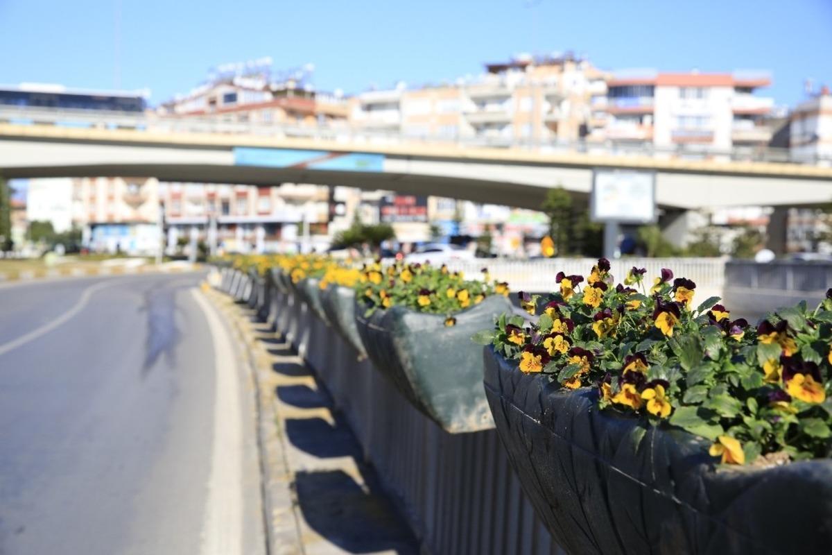 B&uuml;y&uuml;kşehir Belediyesi k&ouml;pr&uuml;l&uuml; kavşakları &ccedil;i&ccedil;eklerle s&uuml;sledi