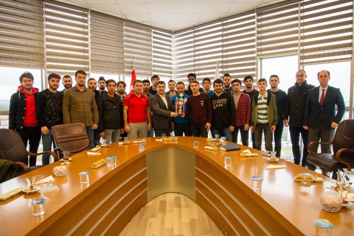 Rekt&ouml;r Taş sporcularla bir araya geldi