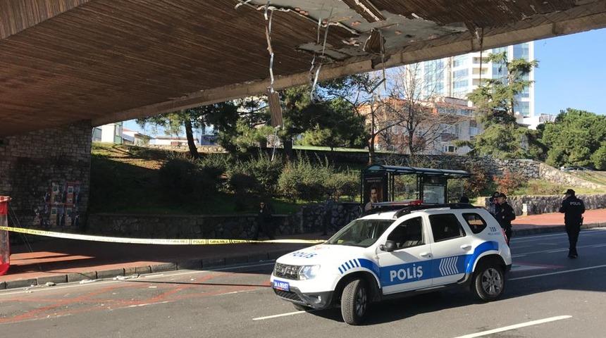 Son dakika! Beşiktaş'ta vinç üst geçide çarptı! Yolun bir kısmı trafiğe kapatıldı