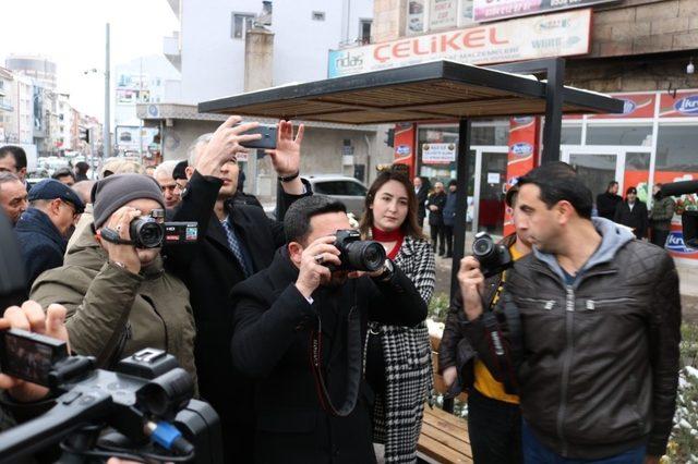 Bu kez Belediye Başkanı Arı, gazetecilerin fotoğrafını çekti